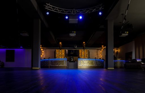 beleuchtets Tanzfläche mit blaulicht vor einer schönen Bar