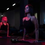 yoga übung die cobra syncron ausgeführt