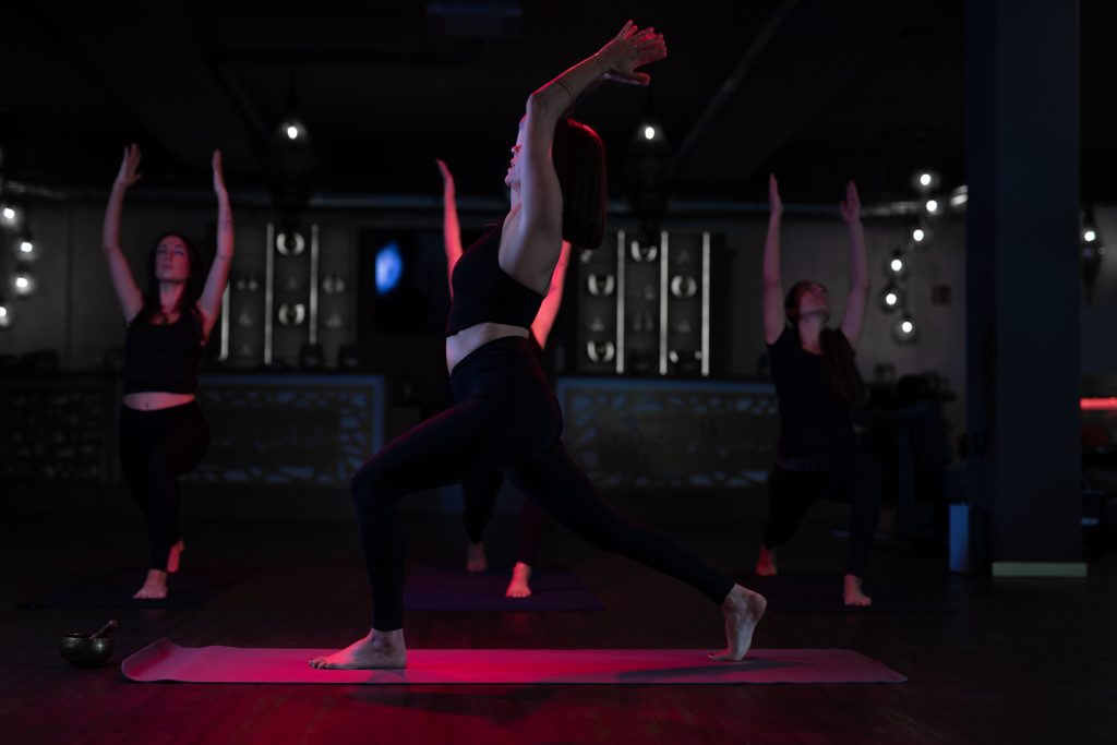 4 frauen machen gleichzeitig den eine yoga Übung