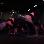 Yoga Übung die krähe ausgeführt von 2 Frauen gleichzeitig