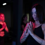 Stephanie Muley konzentriert sich auf yoga übung beide hände berühren sich vor der Brust