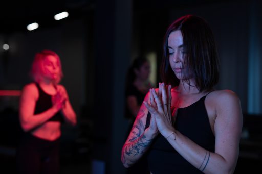 Stephanie Muley konzentriert sich auf yoga übung beide hände berühren sich vor der Brust