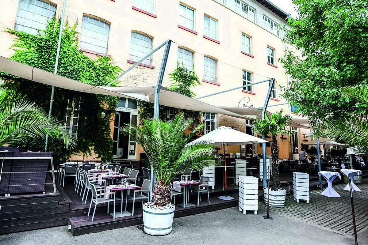 cantina-majolika-karlsruhe-red-phat-elephant-yoga Überdachter Outdoorbereich mit schönen Lounge Möbeln in der Cantina Majolika Karlsruhe