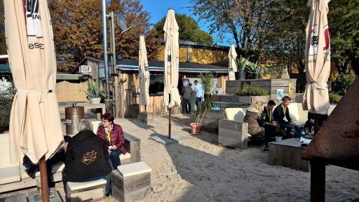 Outdorbereich mit Sandboden und Sonnenschirmen im Hubraum Karlruhe-Durlach