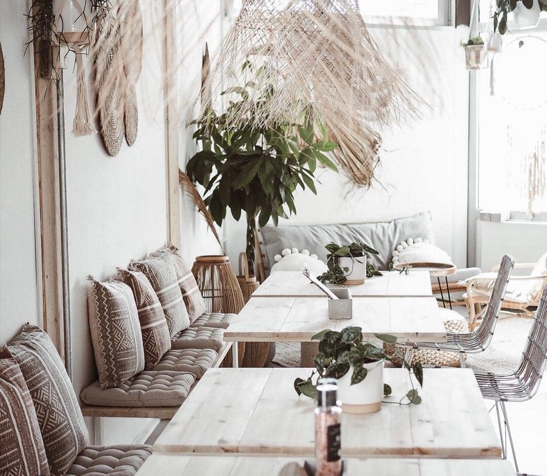Seasalt-living-yoga-events-ubstadt 4 esstische mit schönen sitzmöglichkeiten in stilvoll eingerichten Raum