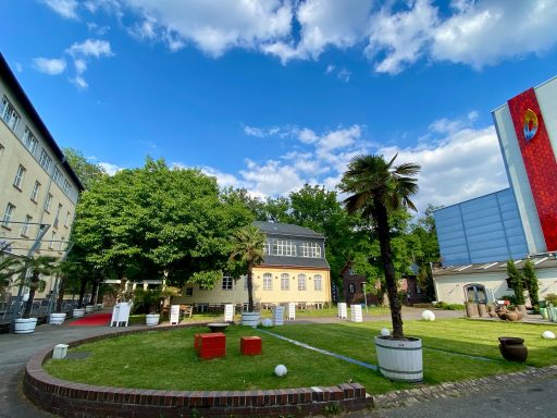 gepflegeter Aussenbereich der eventlocation Cantina Majolika karlsruhe